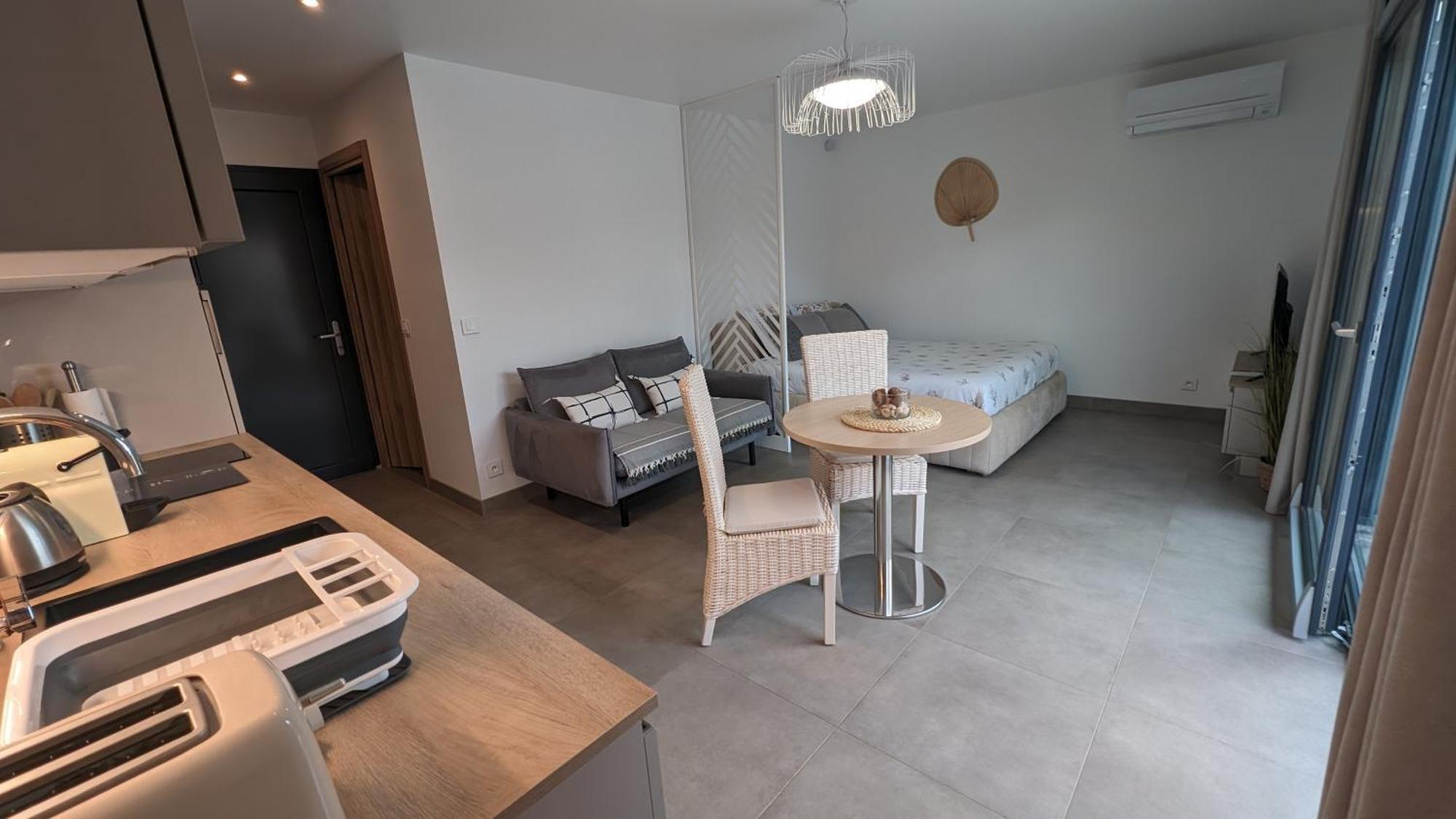 Appartement Luxe Avec Piscine Chauffee & Jacuzzi Prive - Cote D'Azur Roquefort-les-Pins Exterior photo